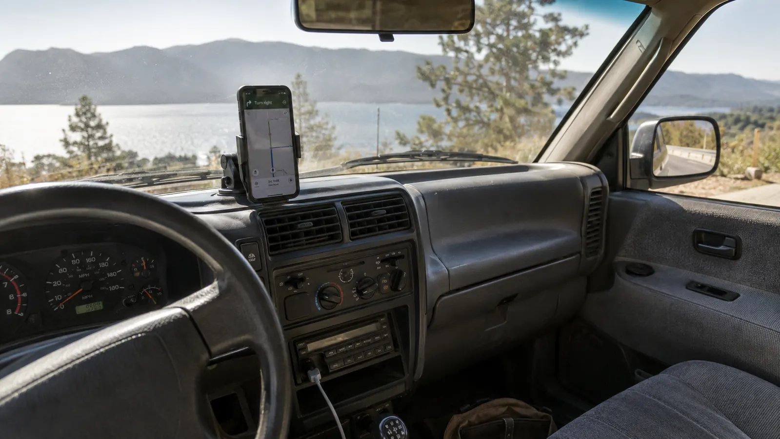 Magnetic Dash Mount vs Vent Clip Mount: Which Holds Up Better